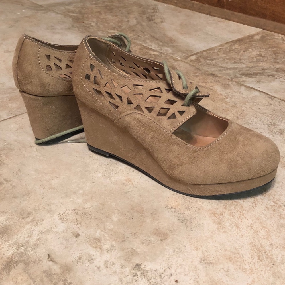 NWoB Girls Soda suede wedge size 4 shoes